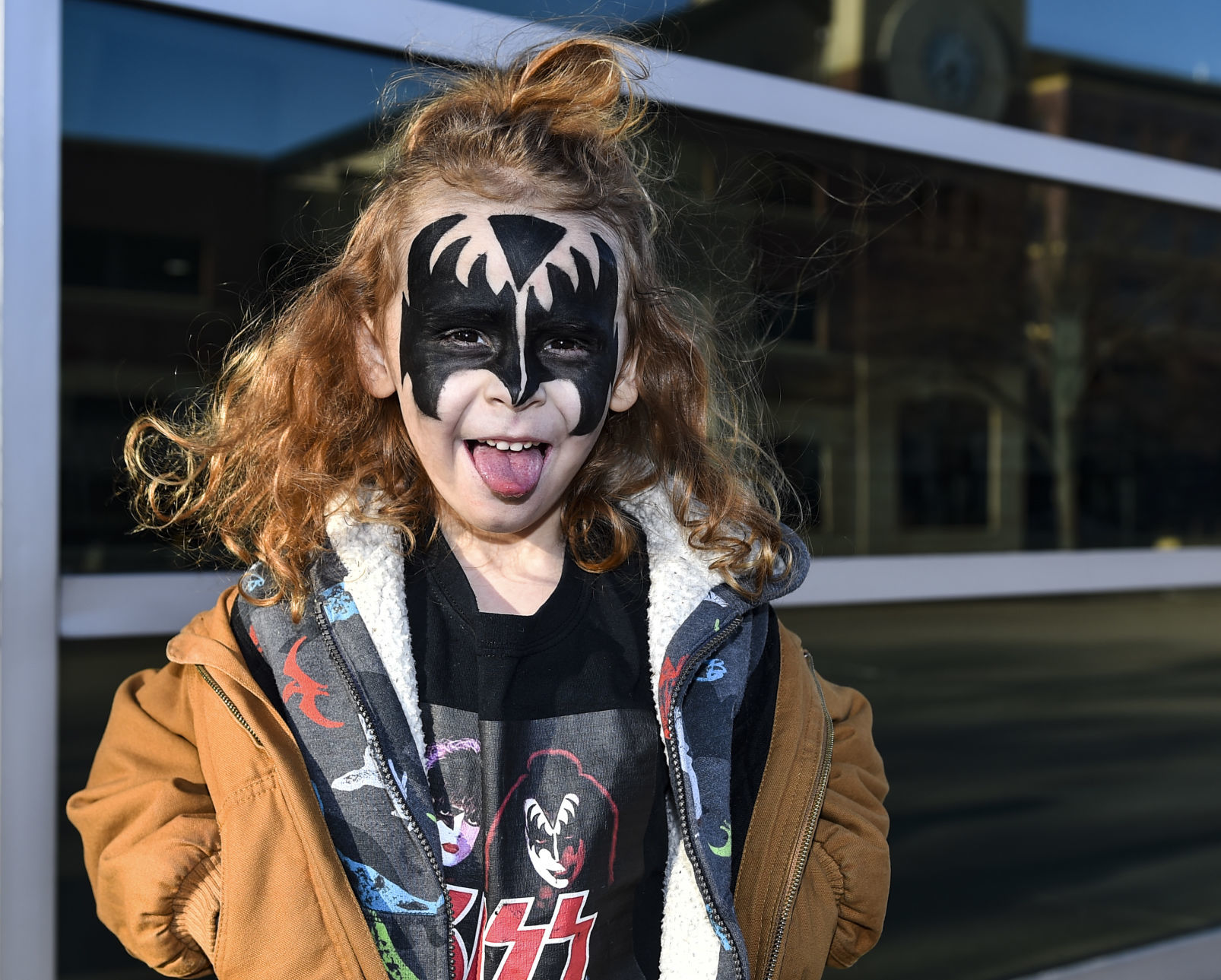 031119-mda-nws-kissfans-2.jpg